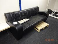 Zwart leren sofa (Black leather sofa)