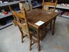 Landelijke houten keuken ontbijttafel met bijpassende stoelen met hoge rug. (Country kitchen wood breakfast table with matching high back chairs)