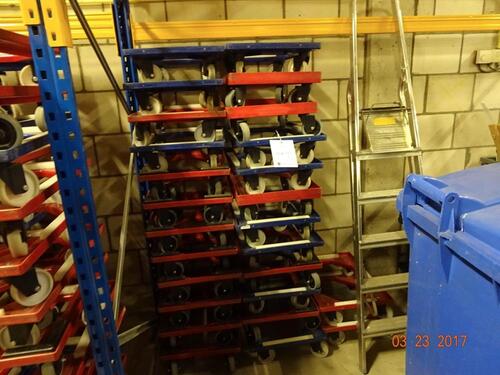 Verrijdbare karretjes met 4 zwaartlast wielen - 24 stuks (Moving trolleys with 4 wheeled heavy duty casters - Quantity 24)