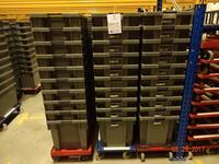 Grote stapelbare bakken (50 stuks) met verrijdbare karretjes met 4 zwaarlast wielen - per stapel van 10 stuks (Large Heavy Duty Tote Bins (Quantity 50) with one 4 wheeled moving trolley per stack of 10)