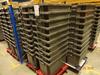 Grote stapelbare bakken (50 stuks) met verrijdbare karretjes met 4 zwaarlast wielen - per stapel van 10 stuks (Large Heavy Duty Tote Bins (Quantity 50) with one 4 wheeled moving trolley per stack of 10)