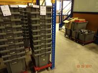 Grote stapelbare bakken (10 stuks) met verrijdbare karretjes met 4 zwaarlast wielen - per stapel van 10 stuks (Large Heavy Duty Tote Bins (Quantity 10) with one 4 wheeled moving trolly per stack of 10)