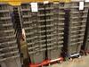 Grote stapelbare bakken (20 stuks) met verrijdbare karretjes met 4 zwaarlast wielen - per stapel van 10 stuks (Large Heavy Duty Tote Bins (Quantity 20) with one 4 wheeled moving trolley per stack of 10)