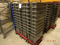 Grote stapelbare bakken (30 stuks) met verrijdbare karretjes met 4 zwaarlast wielen - per stapel van 10 stuks (Large Heavy Duty Tote Bins (Quantity 30) with one 4 wheeled moving trolley per stack of 10)