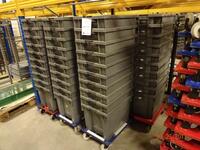 Grote stapelbare bakken (60 stuks) met verrijdbare karretjes met 4 zwaarlast wielen - per stapel van 10 stuks (Large Heavy Duty Tote Bins (Quantity 60) with one 4 wheeled moving trolley per stack of 10)