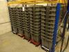 Grote stapelbare bakken (100 stuks) met verrijdbare karretjes met 4 zwaarlast wielen - per stapel van 10 stuks (Large Heavy Duty Tote Bins (Quantity 100) with one 4 wheeled moving trolley per stack of 10)