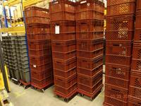 Plastic "melk kratten (20 stuks) met 4 verrijdbare trolleys inclusief (Plastic "Milk Crates" (Quantity 20) with 4 Moving trolleys included)