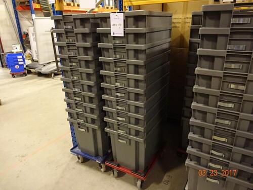 Grote stapelbare bakken (30 stuks) met verrijdbare karretjes met 4 zwaarlast wielen - per stapel van 10 stuks (Large Heavy Duty Tote Bins (Quantity 30) with one 4 wheeled moving trolley per stack of 10)