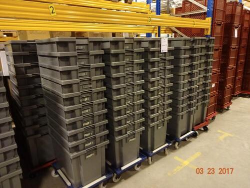 Grote stapelbare bakken (100 stuks) met verrijdbare karretjes met 4 zwaarlast wielen - per stapel van 10 stuks (Large Heavy Duty Tote Bins (Quantity 100) with one 4 wheeled moving trolley per stack of 10)