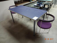 Paarse tafel met stoelen (Purple Table Set with Chairs)