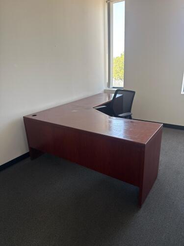 Office Desk W/ Right Return 6&rsquo; x 7&rsquo;, Office Chair (No Content) (Location: 2nd Floor)
