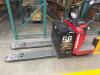 2016 RAYMOND 8410 ELECTRIC END RIDER PALLET JACK, 24V, 4&rsquo;FT FORKS, 6000 LBS MAX, HOURS: 9653, SERIAL: 841-16-31666, UNIT #J49 - 4