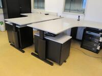 2 Bureaus met ladeblok/2 Desks with underdesk rolling files