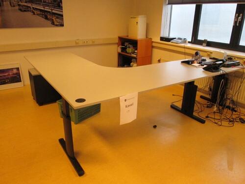 Bureau met ladeblok / Desk with rolling file