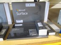 Surface 3 met zwart toetsenbord, penhouder, micro USB kabel en HD AV adapter nieuwprijs € 699,-