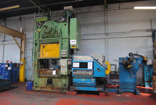 Verson Wilkins 200 ton press, Type E48-54-8. Top & bottom tee slotted bolsters 48 x 32, adjustment down, stroke up, die space 2", windows 20” wide x 20” deep. With: ORll Leveller Straightener, KHB0235 manufactured 1990, LLO 4HB1HBX-DAS, Thickness 0.3 - 3.