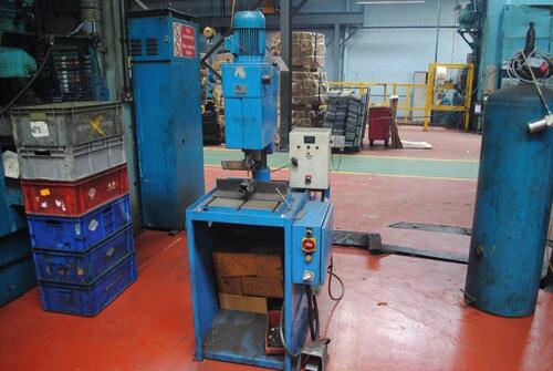 Hulle Hille tapping machine, spindle speeds 710 - 1400 rpm, throat Depth 220 mm