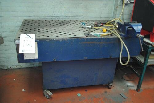 HME Mobile fettling bench with down drive, Ser. No. 004407, mfd. 2007. 1500 mm x 915 mm x 890 mm, complete with bench vice