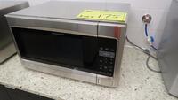 FRIGIDAIRE STAINLESS STEEL COMMERCIAL MICROWAVE OVEN, MODEL FFCE2278 LS, DIGITAL PROGRAMMABLE KEY PAD, TURNTABLE, 120 Vac, 1200 WATTS, 24" W X 13 7/8 H X 21 3/8 D. MSRP $219