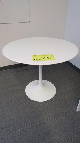 KNOLL "SAARINEN" DINING TABLE, 35" DIAMETER TOP, 28.25" HEIGHT, WHITE. WITH THE PEDESTAL COLLECTION, EERO SAARINEN RESOLVED THE "UGLY, CONFUSING, UNRESTFUL WORLD" UNDERNEATH TABLES AND CHAIRS. THE COLLECTION IS A DEFINING ACCOMPLISHMENT OF MODERN DESIGN A