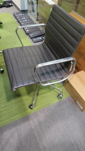 HERMAN MILLER "EAMES" ALUMINUM GROUP MANAGEMENT GROUP CHAIR, MANUAL LIFT WITH CASTERS AND ARMS, CARPET CASTERS WITH CHROME HOOD, POLISHED ALUMINUM BASE AND FRAME, BLACK MLC LEATHER. MSRP $2000