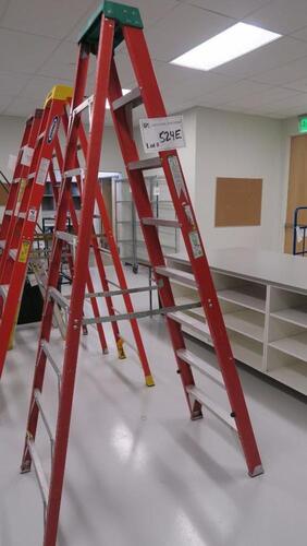 WHITE METAL FIBERGLASS STEP LADDER, 8", MODEL 04008, TYPE 1A, DELAYED PICK UNTIL AFTER JULY 25TH.