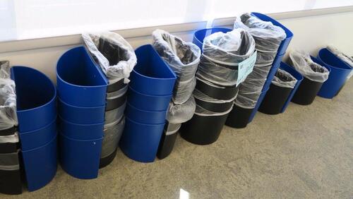 LOT OF 30, 2 WAY PLASTIC TRASH/RECYCLE CAN, BLUE AND BLACK, INTERLOCKING. MSRP $19 EACH