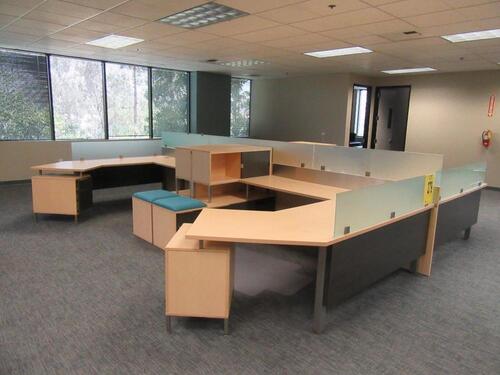 4 PERSON MODULAR WORKSTATION WITH CABINETS AND GLASS DIVIDERS, 196" X 201"