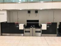 A pair of check in desks with Avery Weigh-Tronix scales 2KG-150KG. D 900mm, W 1250mm, H 1160mm. Weigh belt 900mm by 750mm. Feeder belt 1330mm by 750mm. Each desk complete with display screen and bracket. Desks consist of three drawers, digital display and