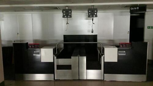 A pair of check in desks with Avery Weigh-Tronix scales 2KG-150KG. D 900mm, W 1250mm, H 1160mm. Weigh belt 900mm by 750mm. Feeder belt 1330mm by 750mm. Each desk complete with display screen and bracket. Desks consist of three drawers, digital display and