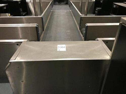 Double baggage belt for check-in desk island of eight desks. Total length 7500mm. Collection belt L 4850mm. Feeder belt L 2,600mm.