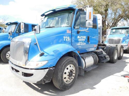 2010 INTERNATIONAL MODEL 8600 SBA 6X4 TRANSTAR CONVENTIONAL, 32 INCH FLAT TOP SLEEPER, CUMMINS ISM ENGINE, 410 H.P., ENGINE BRAKE, EATON FULLER 10 SPEED TRANSMISSION, 40,000 LB. REAR ENDS, FULL SCREW, 3.70 RATIO, LO-LEAF AIR RIDE SUSPENSION WITH DUMP VALV