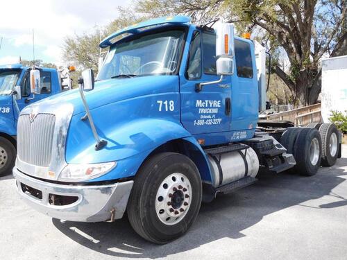 2010 INTERNATIONAL MODEL 8600 SBA 6X4 TRANSTAR CONVENTIONAL, 32 INCH FLAT TOP SLEEPER, CUMMINS ISM ENGINE, 410 H.P., ENGINE BRAKE, EATON FULLER 10 SPEED TRANSMISSION, 40,000 LB. REAR ENDS, FULL SCREW, 3.70 RATIO, LO-LEAF AIR RIDE SUSPENSION WITH DUMP VALV