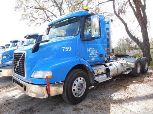 2017 VOLVO MODEL VNM64T200 NON-SLEEPER CONVENTIONAL, VOLVO D13G435 ENGINE, 435 H.P., ENGINE BRAKE, 12.8L, I-SHIFT TRANSMISSION, DUAL ALUMINUM FUEL TANKS, DEF TANK, AIR SLIDE 5TH, 11R22.5 TIRES, ALUMINUM WHEELS, WITH 119,810 MILES, VIN# 4V4MC9EH0HN978528 (